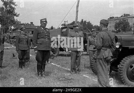 Modlin, 1948-06-18. Dowódca Wojsk L¹dowych gen. Stanis³aw Pop³awski przeprowadza inspekcjê jednostki samochodowej stacjonuj¹cej w Cytadeli Twierdzy Modlin w ramach generalnego przegl¹du taboru samochodowego. NZ. genera³ odbiera meldunek od kierowcy. wb PAP Modlin, 18. Juni 1948. Armeekommandant General Stanislaw Poplawski inspiziert die in der Zitadelle der Festung Modlin stationierte Armee-Motorwagenabteilung im Rahmen der Generalinspektion der Armee-Motorwagenabteilung. Bild: Der Fahrer berichtet an den General. wb PAP Stockfoto