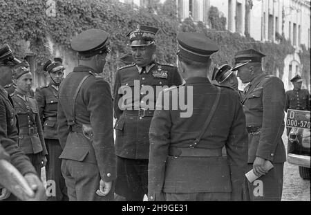 Modlin, 1948-06-18. Dowódca Wojsk L¹dowych gen. Stanis³aw Pop³awski przeprowadza inspekcjê jednostki samochodowej stacjonuj¹cej w Cytadeli Twierdzy Modlin w ramach generalnego przegl¹du taboru samochodowego. NZ. genera³ (C) rozmawia z ¿o³nierzami. wb PAP Modlin, 18. Juni 1948. Armeekommandant General Stanislaw Poplawski inspiziert die in der Zitadelle der Festung Modlin stationierte Armee-Motorwagenabteilung im Rahmen der Generalinspektion der Armee-Motorwagenabteilung. Im Bild: Der General spricht mit Soldaten. wb PAP Stockfoto