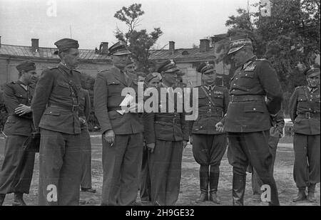 Modlin, 1948-06-18. Dowódca Wojsk L¹dowych gen. Stanis³aw Pop³awski (2P) przeprowadza inspekcjê jednostki samochodowej stacjonuj¹cej w Cytadeli Twierdzy Modlin w ramach generalnego przegl¹du taboru samochodowego. wb PAP Modlin, 18. Juni 1948. Armeekommandant General Stanislaw Poplawski inspiziert die Armee-Motorwagen-Abteilung, die in der Zitadelle der Festung Modlin im Rahmen der allgemeinen Inspektion der Armee-Motorwagen-Abteilungen stationiert ist. wb PAP Stockfoto