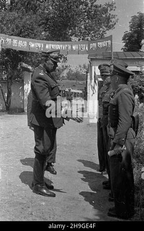 Modlin, 1948-06-18. Dowódca Wojsk L¹dowych gen. Stanis³aw Pop³awski przeprowadza inspekcjê jednostki samochodowej stacjonuj¹cej w Cytadeli Twierdzy Modlin w ramach generalnego przegl¹du taboru samochodowego. wb PAP Modlin, 18. Juni 1948. Armeekommandant General Stanislaw Poplawski inspiziert die Armee-Motorwagen-Abteilung, die in der Zitadelle der Festung Modlin im Rahmen der allgemeinen Inspektion der Armee-Motorwagen-Abteilungen stationiert ist. wb PAP Stockfoto