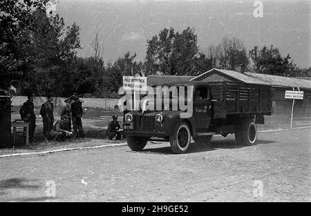 Modlin, 1948-06-18. Dowódca Wojsk L¹dowych gen. Stanis³aw Pop³awski przeprowadza inspekcjê jednostki samochodowej stacjonuj¹cej w Cytadeli Twierdzy Modlin w ramach generalnego przegl¹du taboru samochodowego. NZ. Próba hamulców. wb PAP Modlin, 18. Juni 1948. Armeekommandant General Stanislaw Poplawski inspiziert die in der Zitadelle der Festung Modlin stationierte Armee-Motorwagenabteilung im Rahmen der Generalinspektion der Armee-Motorwagenabteilung. Im Bild: Eine Bremsprüfung. wb PAP Stockfoto