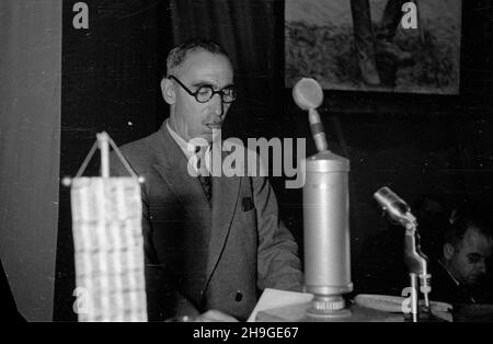 Warszawa, 1948-06-18. Wizyta delegacji greckich komunistów w Polsce. Wiec solidarnoœci z ludem Grecji. NZ. Przemawia przedstawiciel greckich zwi¹zków zawodych Apostolos Grozos. wb PAP Warschau, 18. Juni 1948. Besuch einer Delegation griechischer Kommunisten in Polen. Eine Kundgebung in Solidarität mit dem griechischen Volk. Im Bild: Vertreter der griechischen Gewerkschaften Apostolos Grozos spricht. wb PAP Stockfoto