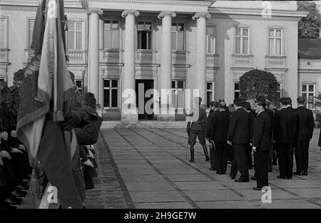 Warszawa, 1948-06-18. Wizyta wêgierskiej delegacji rz¹dowej w Polsce. Podpisaniie uk³adu o przyjaŸni, wspó³pracy w Belwederze. NZ. Delegacja wêgierska przed pa³acem. wb PAP Warschau, 18. Juni 1948. Besuch einer ungarischen Regierungsdelegation in Polen. Die Unterzeichnung eines Freundschafts- und Kooperationsabkommens im Schloss Belvedere. Im Bild: Die ungarische Delegation vor dem Palast. wb PAP Stockfoto