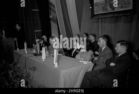 Warszawa, 1948-06-18. Wizyta delegacji greckich komunistów w Polsce. Wiec solidarnoœci z ludem Grecji. NZ. Uczestnicy wiecu s³uchaj¹ przemówienia wiceprezesa Towarzystwa Przyjació³ Demokratycznej Grecji, pos³a Tadeusza Æwika. Obecny m.in.: wiceprezes Towarzystwa Przyjació³ Demokraticznej Grecji Sienkiewicz (C) i przedstawiciel greckich zwi¹zków zawodowych Apostolos Grozos (2P). wb PAP Warschau, 18. Juni 1948. Besuch einer Delegation griechischer Kommunisten in Polen. Eine Kundgebung in Solidarität mit dem griechischen Volk. Im Bild: stellvertretender Vorsitzender der Gesellschaft der Freunde des Demokratischen Griechenlands MP Ta Stockfoto