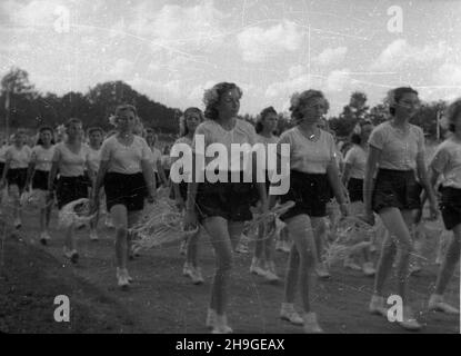 Kraków, 1948-06-18. Pokazy sportowe i artystyczne w ramach obchodów Œwiêta Kultury Fizycznej. NZ. wystêp m³odzie¿y na stadionie miejskim w programie gimnastycznym. uu PAP Krakau, 18. Juni 1948. Eine Sport- und Kunstshow im Rahmen des Feiertags der Körperkultur. Im Bild: Eine Jugendturnikshow im Stadtstadion. wb PAP Stockfoto