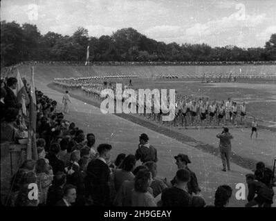 Kraków, 1948-06-18. Pokazy sportowe i artystyczne w ramach obchodów Œwiêta Kultury Fizycznej. NZ. Defilada m³odzie¿y na stadionie miejskim. uu PAP Krakau, 18. Juni 1948. Eine Sport- und Kunstshow im Rahmen des Feiertags der Körperkultur. Im Bild: Eine Jugendparade im Stadtstadion. wb PAP Stockfoto