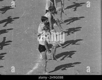 Kraków, 1948-06-18. Pokazy sportowe i artystyczne w ramach obchodów Œwiêta Kultury Fizycznej. NZ. wystêp m³odzie¿y na stadionie miejskim w programie gimnastycznym. uu PAP Krakau, 18. Juni 1948. Eine Sport- und Kunstshow im Rahmen des Feiertags der Körperkultur. Im Bild: Eine Jugendturnikshow im Stadtstadion. wb PAP Stockfoto