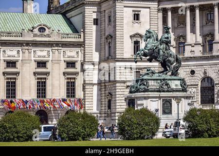 Wien, Österreich, Mai 2019: Reiterdenkmal für Prinz Eugen von Savoyen vor der Hofburg. Im Hintergrund Flaggen von verschiedenen Gräfin Stockfoto