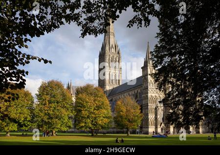 Herbstsonne vor der Salisbury Cathedral in Wiltshire England Stockfoto