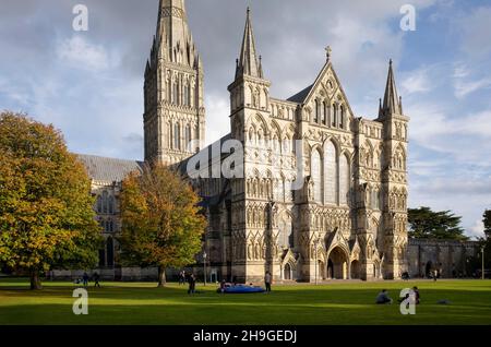 Herbstsonne vor der Salisbury Cathedral in Wiltshire England Stockfoto