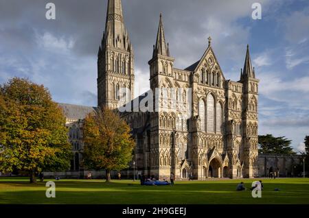 Herbstsonne vor der Salisbury Cathedral in Wiltshire England Stockfoto