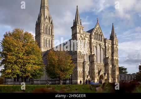 Herbstsonne vor der Salisbury Cathedral in Wiltshire England Stockfoto