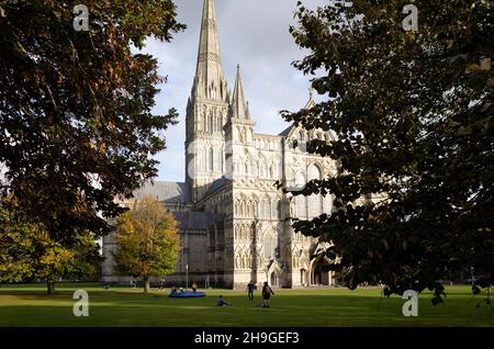 Herbstsonne vor der Salisbury Cathedral in Wiltshire England Stockfoto