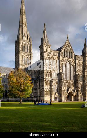 Herbstsonne vor der Salisbury Cathedral in Wiltshire England Stockfoto