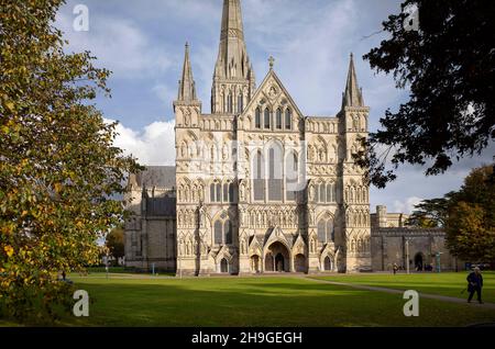 Herbstsonne vor der Salisbury Cathedral in Wiltshire England Stockfoto
