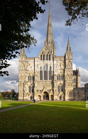 Herbstsonne vor der Salisbury Cathedral in Wiltshire England Stockfoto