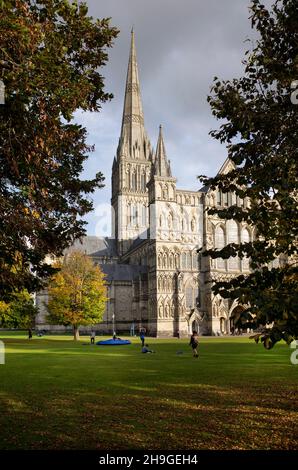 Herbstsonne vor der Salisbury Cathedral in Wiltshire England Stockfoto