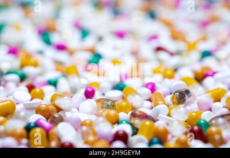 Tabletten, Pillen, Kapseln und Dragees Hintergrund. Bunte Haufen von Medikamenten, Drogen, Diät oder Nahrungsergänzungsmittel Konzept. Stockfoto
