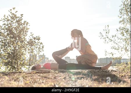 Heiler bietet eine gründliche Massage auf dem Waldboden. Stockfoto