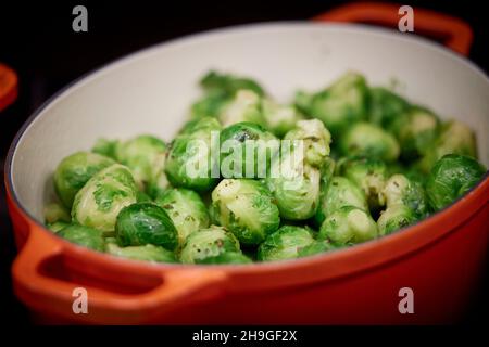 Pub Carvery Selbstbedienungs-Kochtopf aus Brüsseler Sprossen Stockfoto