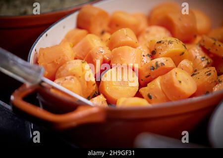 Pub Carvery Selbstbedienungskochtopf mit Karotten Stockfoto