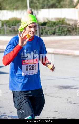 El Madher, Batna, Algerien - 12-04-2021: Läufer, die nach 22 km von Batna City nach El Madher Ci um den Sieg beim Medghacen International Marathon kämpfen Stockfoto