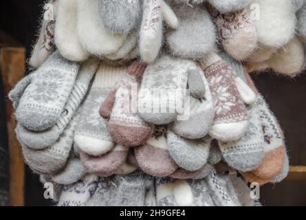 Gestrickte Wollhandschuhe Stockfoto