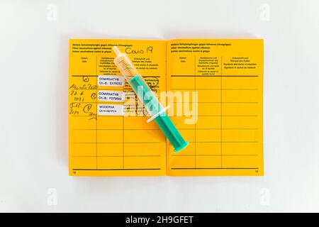Impfpass vom 7th. Dezember 2021 der covid-19-Auffrischungsimpfung mit Moderna. Das Foto zeigt die Einträge der Corona Stockfoto