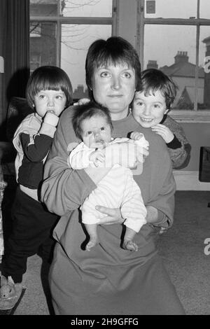 Aktenfoto vom 22/1/1987 von Harriet Harman, mit ihren Kindern, Joe (links), Amy und Harry. Frau Harman, 71 Jahre alt, bekannt als die „Mutter des Hauses“ als Großbritanniens dienstälteste weibliche Abgeordnete, und die erstmals 1982 als Abgeordnete für ihren Sitz in Südlondon in den Unterhaus kam, sagte, dass sie die nächsten Wahlen nicht bestreiten wird. Ausgabedatum: Dienstag, 7. Dezember 2021. Stockfoto