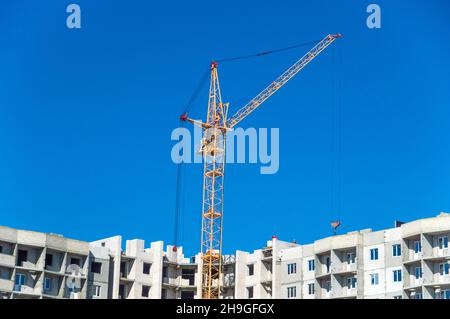 Große Kran und mehrstöckige Häuser im Bau Stockfoto