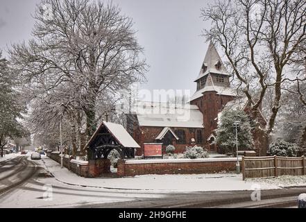 Winterschnee in Denton, Tameside. Grade 1 denkmalgeschützten gotischen Stil, St. Anne's Church Haughton von J. Medland Taylor entworfen Stockfoto