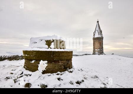 Tameside Winter Snow Ashton-under-Lyne, Greater Manchester, England. Hartshead Pike, die in Medlock Valley zum Grade II gelistet ist Stockfoto