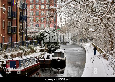 Tameside Winter Snow Ashton-under-Lyne, Greater Manchester, England. Ashton Canal im Portland Basin Stockfoto