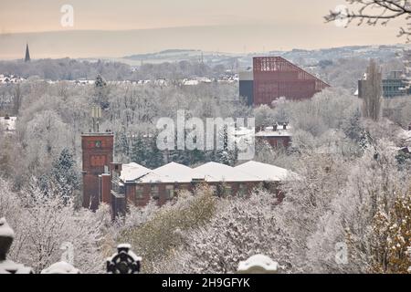 Tameside Winter Snow, Dukinfield, Greater Manchester, England. Dukinfield Crematorium mit Blick auf das Tameside College, das Tameside College Stockfoto