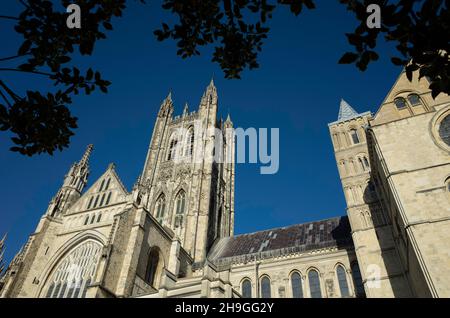 Weitwinkelansicht des Bell Harry Turms und der Außenansicht der Kathedrale von Canterbury, Lent England, Großbritannien Stockfoto