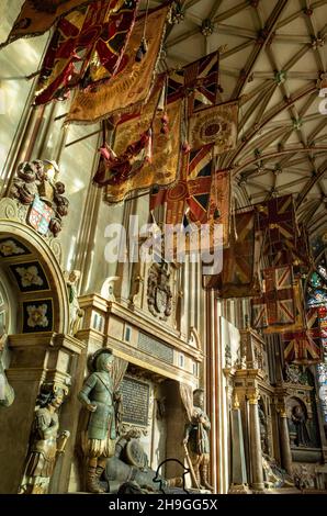 Flaggen-Decke und Buntglas der Buffs Chapel in der Kathedrale von Canterbury in Kent, Großbritannien Stockfoto