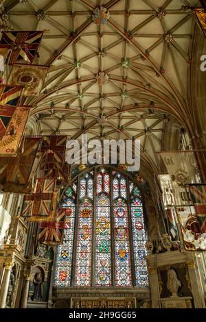 Flaggen-Decke und Buntglas der Buffs Chapel in der Kathedrale von Canterbury in Kent, Großbritannien Stockfoto