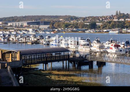 Marina und Boote, die auf dem Medway River an der Rochester Bridge in Kent UK festgemacht sind Stockfoto