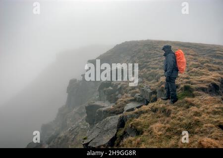 Hillwalker in den Wolken auf der NAB in der Nähe des Gipfels von Wild Boar fiel inCumbria Stockfoto