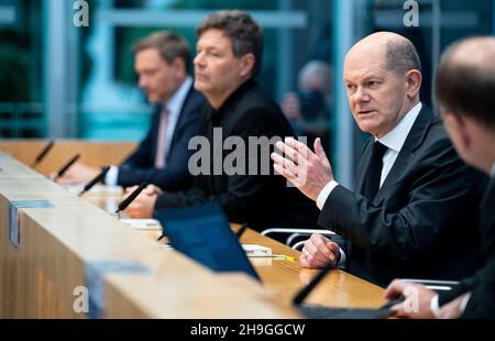 Berlin, Deutschland. 07th Dez 2021. Christian Lindner, (l-r, FDP) designierter Bundesminister der Finanzen, Robert Habeck, (Bündnis 90/die Grünen) designierter Bundesminister Wirtschaft und Klimaschutz, Olaf Scholz (SPD), designierter Bundeskanzler, sprechen bei der Bundespressekonferenz nach der Unterzeichnung des Koalitionsvertrages von SPD, Grünen und FDP zur Bildung einer Bundesregierung. Quelle: dpa picture Alliance/Alamy Live News Stockfoto