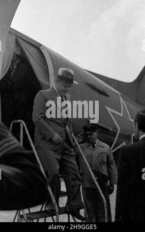 Warszawa, 1948-06-23. Konferenzcja Warszawska oœmiu ministrów spraw zagranicznych poœwiêcona postanowieniom Konferenzcji Londyñskiej w krawie statusu Niemiec. Udzia³ wziêli Wiaczes³aw Mo³otow ze Zwi¹zku Radzieckiego, Enver Hod¿a z Albanii, Wasil Kolarow z Bu³garii, dr. Vladimir Clementis z Czechos³owacji, Stanoje Simic z Jugos³awii, Anna Pauker z Rumunii, Erik Molnar z Wêgier i Zygmunt Modzelewski z Polski. Powitanie ministrów na lotnisku Okêcie. Nz. Wiaczes³aw Mo³otow wysiada z samolotu. wb PAP/Stanis³aw D¹browiecki Warschau, 23. Juni 1948. Die Warschauer Konferenz der ausländischen Mindeststaaten von acht Staaten Stockfoto