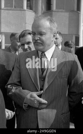 Warszawa, 1948-06-23. Konferenzcja Warszawska oœmiu ministrów spraw zagranicznych poœwiêcona postanowieniom Konferenzcji Londyñskiej w krawie statusu Niemiec. Udzia³ wziêli Wiaczes³aw Mo³otow ze Zwi¹zku Radzieckiego, Enver Hod¿a z Albanii, Wasil Kolarow z Bu³garii, dr. Vladimir Clementis z Czechos³owacji, Stanoje Simic z Jugos³awii, Anna Pauker z Rumunii, Erik Molnar z Wêgier i Zygmunt Modzelewski z Polski. NZ. Pulverförmige Wiaczes³awa Mo³otowa (C) na lotnisku Okêcie. ZA nim stoi Minister pracy i opieki spo³ecznej Kazimierz Rusinek. wb PAP/Stanis³aw D¹browiecki Warschau, 23. Juni 1948. Die Kriege Stockfoto