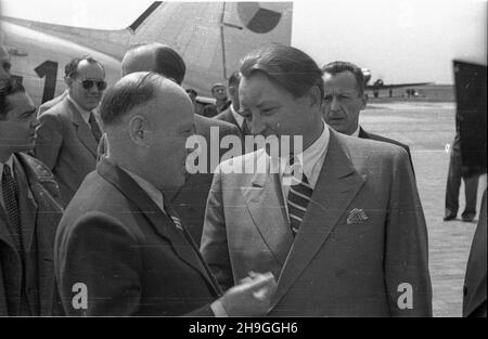 Warszawa, 1948-06-23. Konferenzcja Warszawska oœmiu ministrów spraw zagranicznych poœwiêcona postanowieniom Konferenzcji Londyñskiej w krawie statusu Niemiec. Udzia³ wziêli Wiaczes³aw Mo³otow ze Zwi¹zku Radzieckiego, Enver Hod¿a z Albanii, Wasil Kolarow z Bu³garii, dr. Vladimir Clementis z Czechos³owacji, Stanoje Simic z Jugos³awii, Anna Pauker z Rumunii, Erik Molnar z Wêgier i Zygmunt Modzelewski z Polski. Powitanie ministrów na lotnisku Okêcie. NZ. na pierwszym Planung: Zygmunt Modzelewski (1L) i dr Vladimir Clementis. wb PAP Warschau, 23. Juni 1948. Die Warschauer Konferenz der acht Staaten Stockfoto