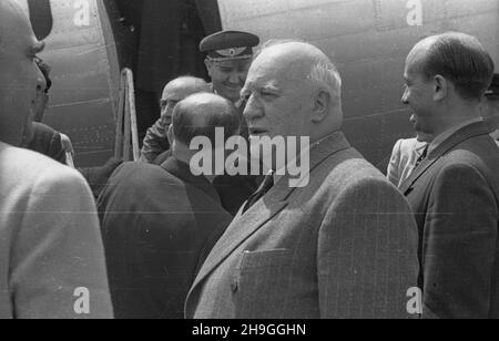 Warszawa, 1948-06-23. Konferenzcja Warszawska oœmiu ministrów spraw zagranicznych poœwiêcona postanowieniom Konferenzcji Londyñskiej w krawie statusu Niemiec. Udzia³ wziêli Wiaczes³aw Mo³otow ze Zwi¹zku Radzieckiego, Enver Hod¿a z Albanii, Wasil Kolarow z Bu³garii, dr. Vladimir Clementis z Czechos³owacji, Stanoje Simic z Jugos³awii, Anna Pauker z Rumunii, Erik Molnar z Wêgier i Zygmunt Modzelewski z Polski. Powitanie ministrów na lotnisku Okêcie. Nz. Wasil Kolarow (C) wb PAP Warschau, 23. Juni 1948. Die Warschauer Konferenz der Außenminister von acht Staaten, die sich den Siedlungen der Londo widmete Stockfoto