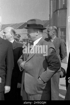 Warszawa, 1948-06-23. Konferenzcja Warszawska oœmiu ministrów spraw zagranicznych poœwiêcona postanowieniom Konferenzcji Londyñskiej w krawie statusu Niemiec. Udzia³ wziêli Wiaczes³aw Mo³otow ze Zwi¹zku Radzieckiego, Enver Hod¿a z Albanii, Wasil Kolarow z Bu³garii, dr. Vladimir Clementis z Czechos³owacji, Stanoje Simic z Jugos³awii, Anna Pauker z Rumunii, Erik Molnar z Wêgier i Zygmunt Modzelewski z Polski. Powitanie ministrów na lotnisku Okêcie. Nz. Wiaczes³aw Mo³otow (C). Z lewej radca ambasady ZSRR G. Jakowlew. wb PAP Warschau, 23. Juni 1948. Die Warschauer Konferenz der acht ausländischen Staaten Stockfoto