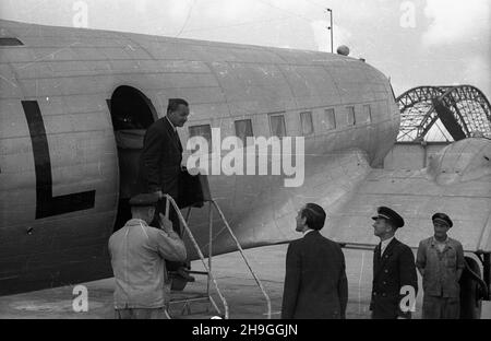 Warszawa, 1948-06-23. Konferenzcja Warszawska oœmiu ministrów spraw zagranicznych poœwiêcona postanowieniom Konferenzcji Londyñskiej w krawie statusu Niemiec. Udzia³ wziêli Wiaczes³aw Mo³otow ze Zwi¹zku Radzieckiego, Enver Hod¿a z Albanii, Wasil Kolarow z Bu³garii, dr. Vladimir Clementis z Czechos³owacji, Stanoje Simic z Jugos³awii, Anna Pauker z Rumunii, Erik Molnar z Wêgier i Zygmunt Modzelewski z Polski. Powitanie ministrów na lotnisku Okêcie. Nz. Erik Molnar wysiada z samootu. wb PAP Warschau, 23. Juni 1948. Die Warschauer Konferenz der Außenminister von acht Staaten, die sich dem Siedlungswesen verschrieben hat Stockfoto