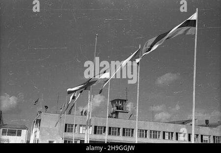 Warszawa, 1948-06-23. Konferenzcja Warszawska oœmiu ministrów spraw zagranicznych poœwiêcona postanowieniom Konferenzcji Londyñskiej w krawie statusu Niemiec. Udzia³ wziêli Wiaczes³aw Mo³otow ze Zwi¹zku Radzieckiego, Enver Hod¿a z Albanii, Wasil Kolarow z Bu³garii, dr. Vladimir Clementis z Czechos³owacji, Stanoje Simic z Jugos³awii, Anna Pauker z Rumunii, Erik Molnar z Wêgier i Zygmunt Modzelewski z Polski. Powitanie ministrów na lotnisku Okêcie. NZ. Flagi pañstw uczestnicz¹cych w konferencji. wb PAP Warschau, 23. Juni 1948. Die Warschauer Konferenz der Außenminister von acht Staaten gewidmet Stockfoto