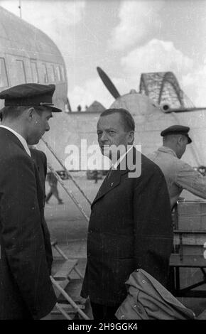 Warszawa, 1948-06-23. Konferenzcja Warszawska oœmiu ministrów spraw zagranicznych poœwiêcona postanowieniom Konferenzcji Londyñskiej w krawie statusu Niemiec. Udzia³ wziêli Wiaczes³aw Mo³otow ze Zwi¹zku Radzieckiego, Enver Hod¿a z Albanii, Wasil Kolarow z Bu³garii, dr. Vladimir Clementis z Czechos³owacji, Stanoje Simic z Jugos³awii, Anna Pauker z Rumunii, Erik Molnar z Wêgier i Zygmunt Modzelewski z Polski. Powitanie ministrów na lotnisku Okêcie. Nz. Erik Molnar (C). wb PAP Warschau, 23. Juni 1948. Die Warschauer Konferenz der Außenminister von acht Staaten, die sich den Siedlungen der Londoner gewidmet hat Stockfoto