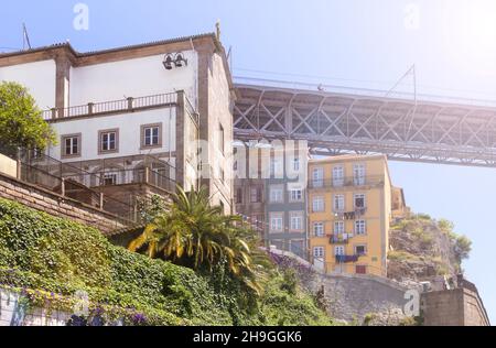 Schöne Fassaden von Häusern in Porto. Portugal Stockfoto
