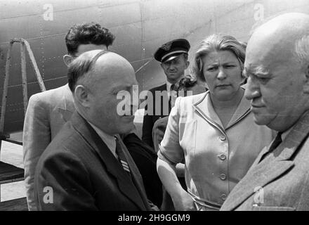 Warszawa, 1948-06-23. Konferenzcja Warszawska oœmiu ministrów spraw zagranicznych poœwiêcona postanowieniom Konferenzcji Londyñskiej w krawie statusu Niemiec. Udzia³ wziêli Wiaczes³aw Mo³otow ze Zwi¹zku Radzieckiego, Enver Hod¿a z Albanii, Wasil Kolarow z Bu³garii, dr. Vladimir Clementis z Czechos³owacji, Stanoje Simic z Jugos³awii, Anna Pauker z Rumunii, Erik Molnar z Wêgier i Zygmunt Modzelewski z Polski. Powitanie ministrów na lotnisku Okêcie. Nz. Zygmunt Modzelewski (1L), Anna Pauker (2P), Wasil Kolarow (1P). wb PAP Warschau, 23. Juni 1948. Die Warschauer Konferenz der acht ausländischen Staaten Stockfoto